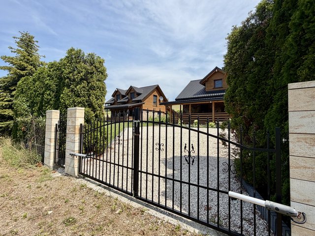 Główna brama i ogrodzony teren siedliska Jabłonica